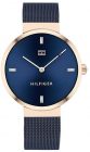 La montre pour femme de Tommy-Hilfiger est d'une couleur bleue avec un bracelet en mailles milanaises bleues.